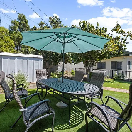 5 Mins Walk To Oldtown Monrovia Cozy 4 Bedroom Home